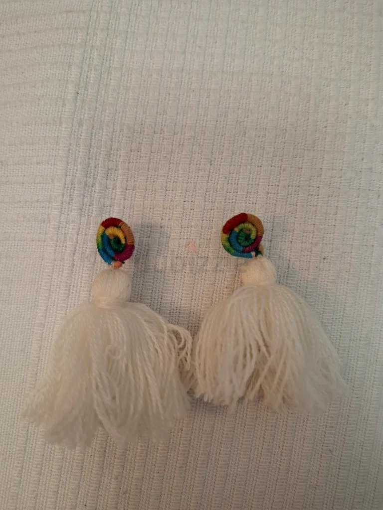 Chic White Tassel Earrings for Trendsetters!63172683596802112