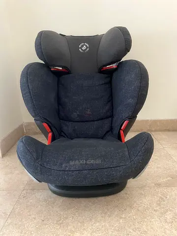 Maxi Cosi Rodi Fix Air Protect Car Seat with Diono Seat Protector