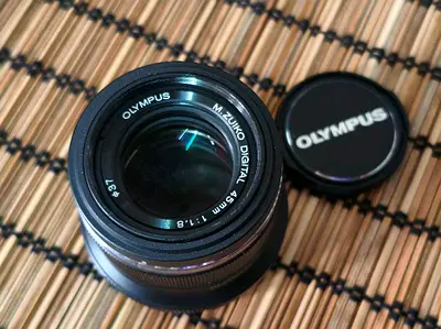 Olympus M.Zuiko 45mm f/1.8 Lens - Like New Condition!
