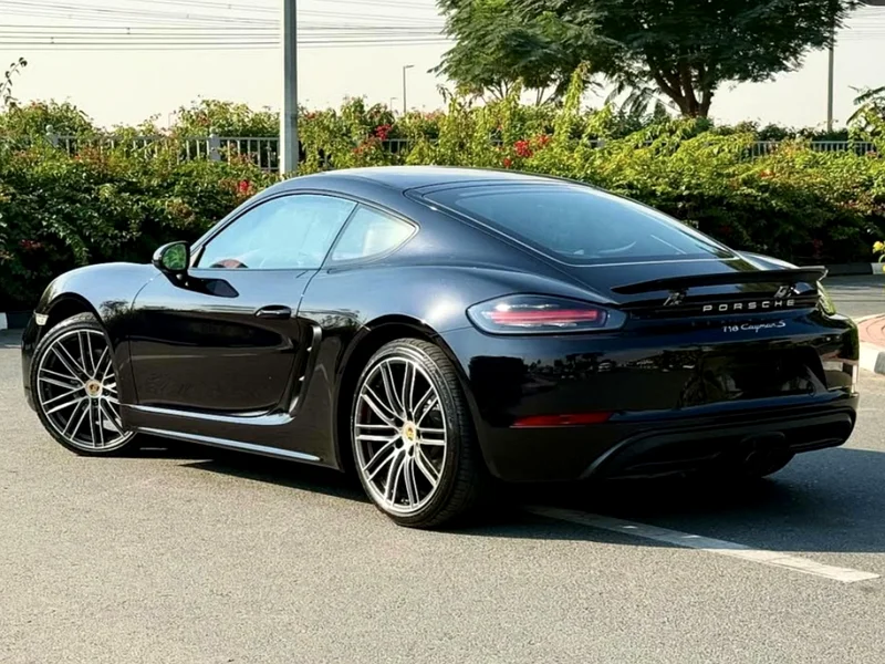 Porsche Cayman S / 2018 / GCC63156540496385111