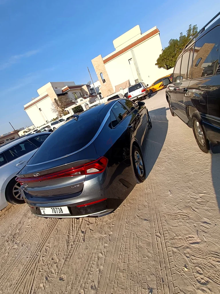 كيا كيه5 – تصميم أنيق، قيادة مريحة، قيمة رائعة!  
متوفر بحالة ممتازة | مواصفات الولايات المتحدة63171297725698113