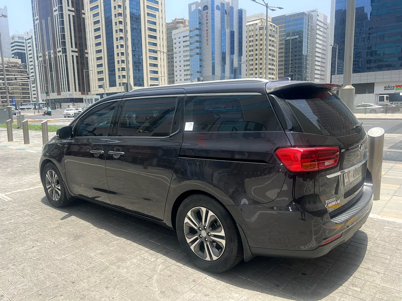 Kia carnival lady driven for sale63152289794433112