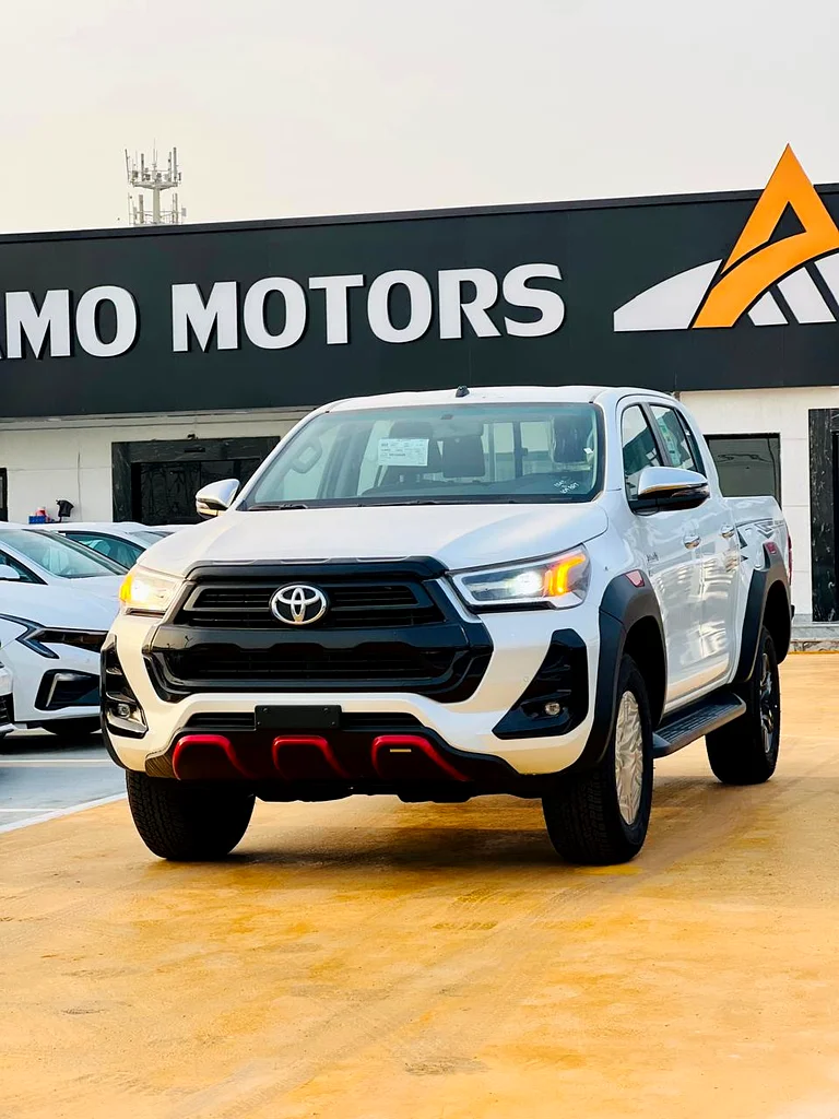 TOYOTA HILUX SR5 FULL OPTION 4.0 PETROL 2025 A/T63147211179393111