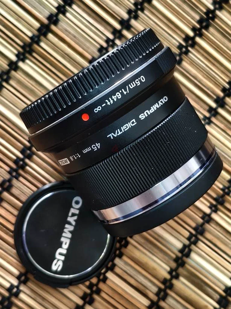 عدسة أوليمبوس M.Zuiko 45 مم f/1.8 - بحالة تشبه الجديدة!63172680478593111