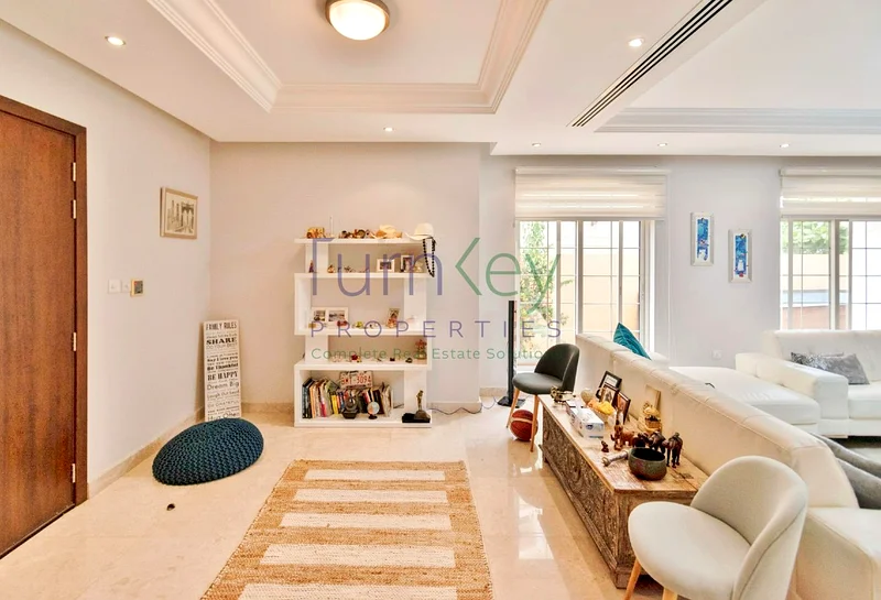 فيلا من 4 غرف نوم + غرفة خادمة | حديقة مهيئة | موقع مميز63727478356610111