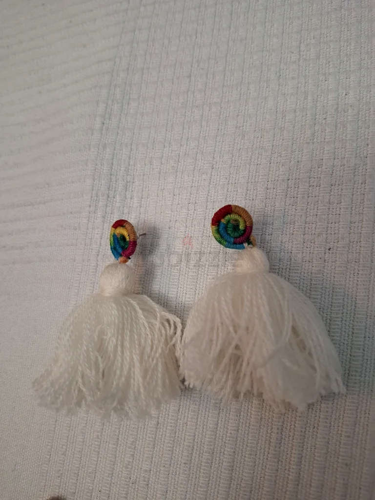 Chic White Tassel Earrings for Trendsetters!63172683596802110
