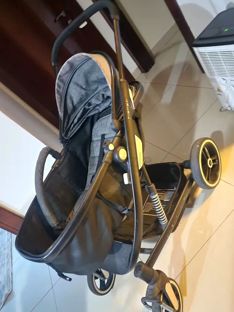 عربة أطفال جيغلز باللون الأسود مع سرير قابل للإزالة63206873115650112