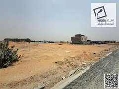 For sale: Townhouse plot on a main street with a large 8-meter setback. Excellent location. Freehold