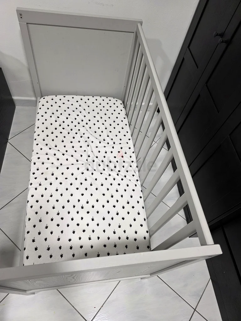 Stylish White Crib with Chic Pineapple Print Mattress63175287075458113