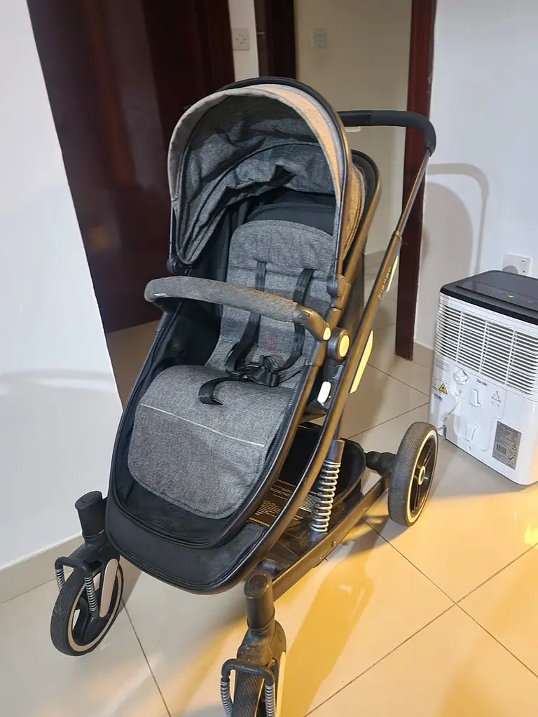 عربة أطفال جيغلز باللون الأسود مع سرير قابل للإزالة63206873115650113