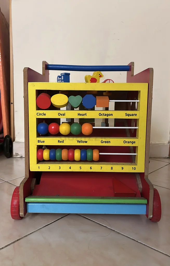 مشّاءة أطفال مع لعبة63196135206913112