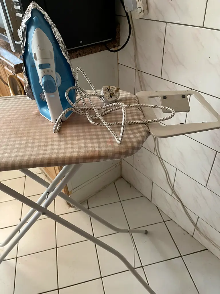طاولة حديدية من ايكيا