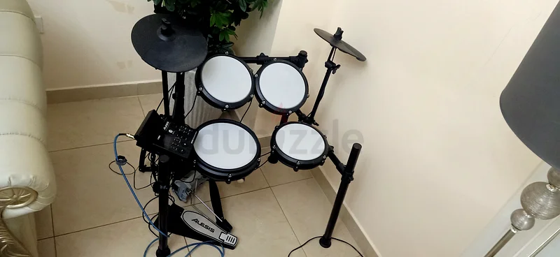 Alesis Electronic Drum Kit + Steiner TG-25 Acoustic Amp.63202193318659111