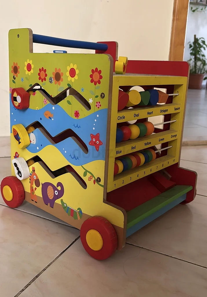 مشّاءة أطفال مع لعبة63196135206913111