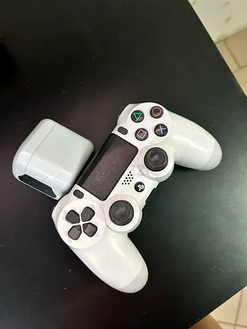 PS4 WHITE CONTROLLER