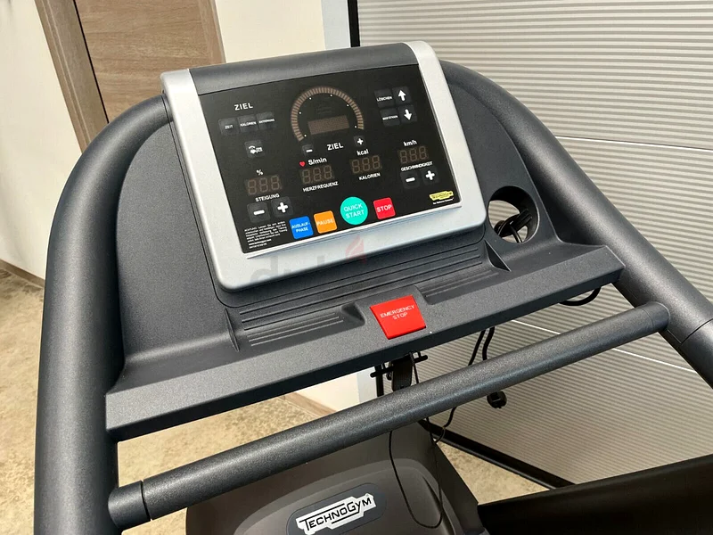 جهاز تدريب ركض Technogym Run 700 JOG Excite - شريكك المثالي للركض في المنزل!632426921274891124