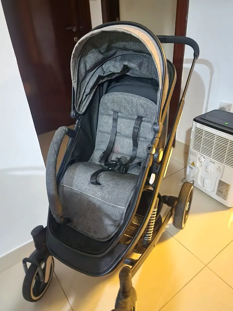 عربة أطفال جيغلز باللون الأسود مع سرير قابل للإزالة63206873115650114