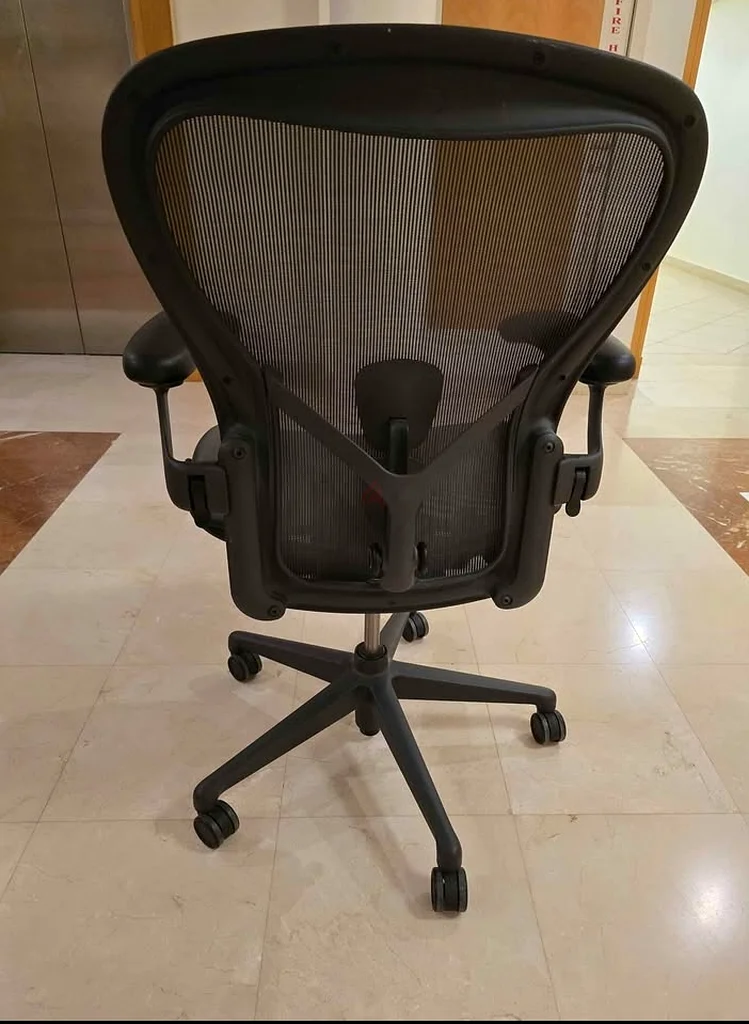 أنا أبيع كرسي هيرمان ميلر مجدد بحجم B63186262134145111