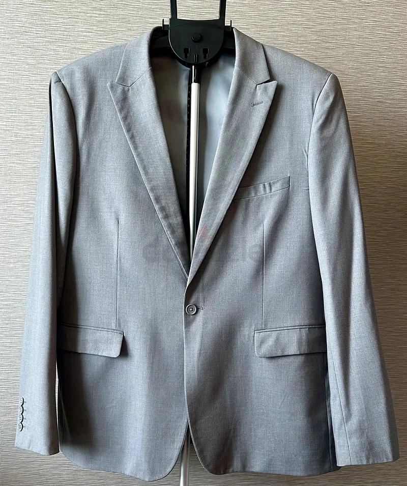 Classic Italian Men’s Suit by Belucci – 3-Piece – Worn Once – Light Grey – 487 AED63237114834051111