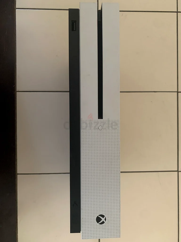 Xbox one with 2 free games (negotiable)63173868706051114