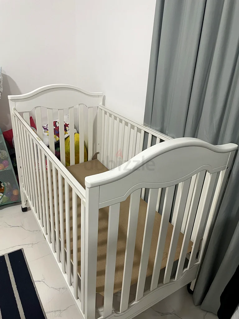 Elegant White Wooden Crib for Your Little One63208855997186112