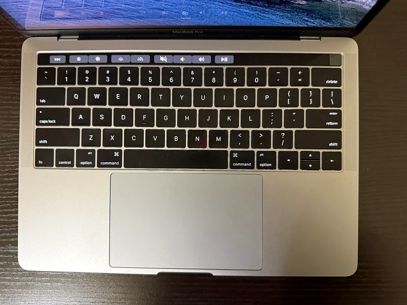 Sleek Apple MacBook Pro - Powerful Performance  Immaculate Design!63167117719170112