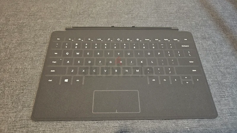 غطاء اللمس Microsoft Surface مع إضاءة خلفية في العلبة الأصلية63254495348482111