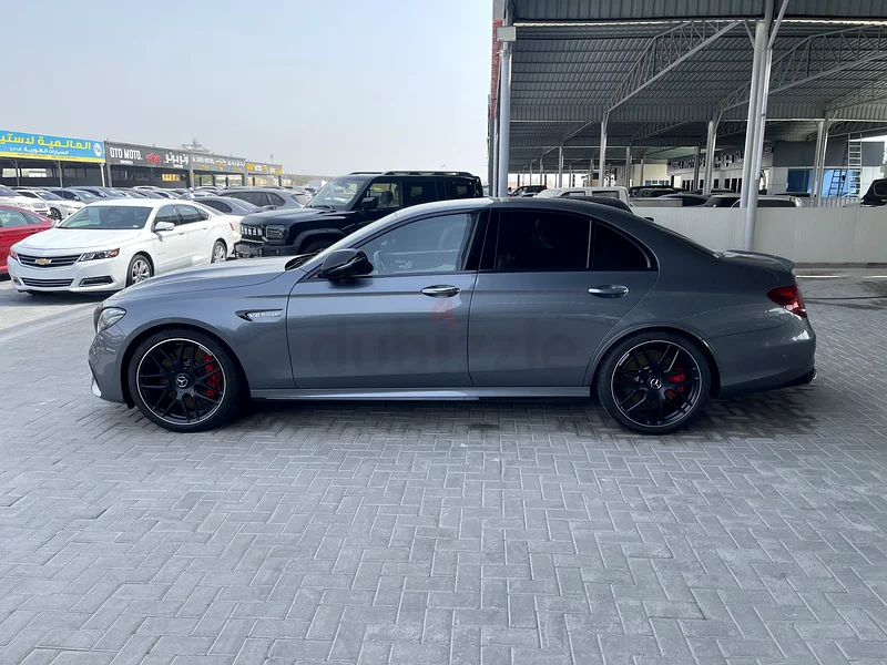 مرسيدس E63S AMG | لون أصلي | مقصورة داخلية بلون البيج | وصل حديثًا63230655811587113