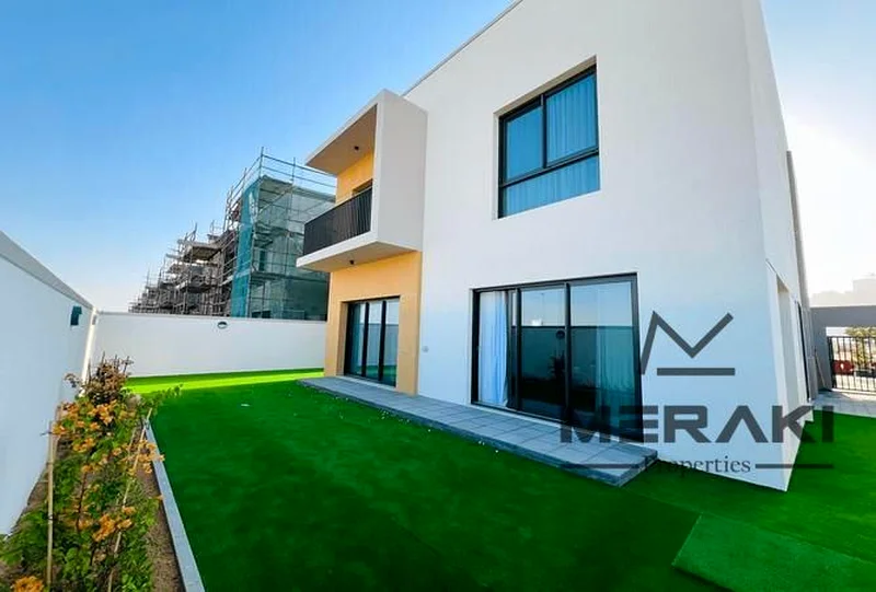 منزل متصل بمساحة ممتازة وتشطيب عالي الجودة، يقع داخل أول مجتمع سكني للفيلات63171751196289111