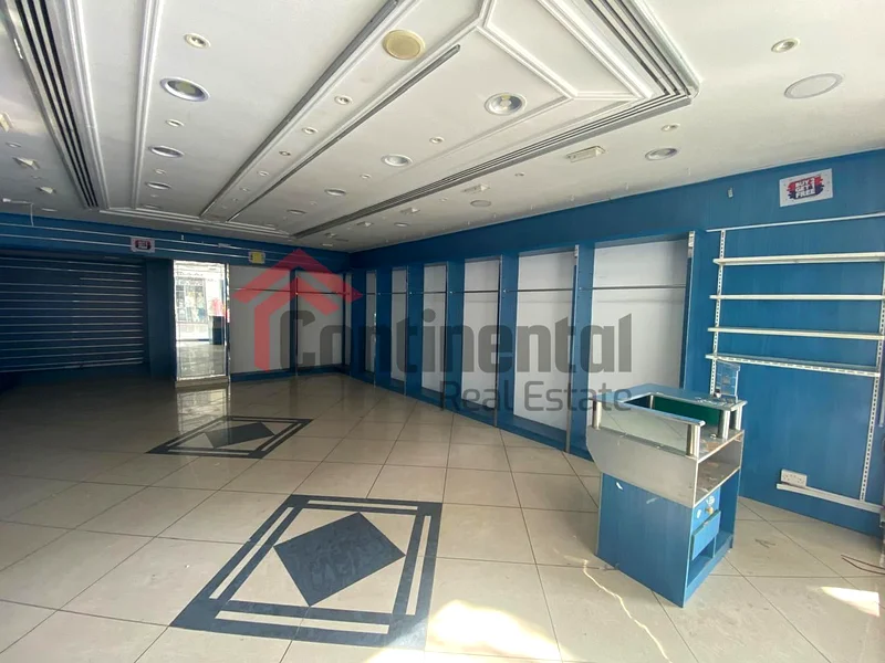محل شاسع للإيجار في سوق الشارقة المركزي63816452064515110