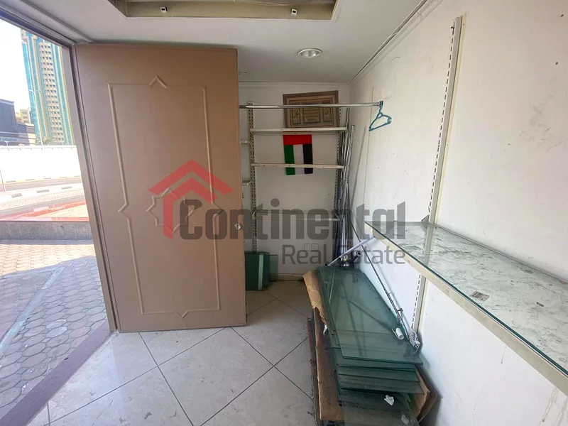 محل شاسع للإيجار في سوق الشارقة المركزي63816452064515113