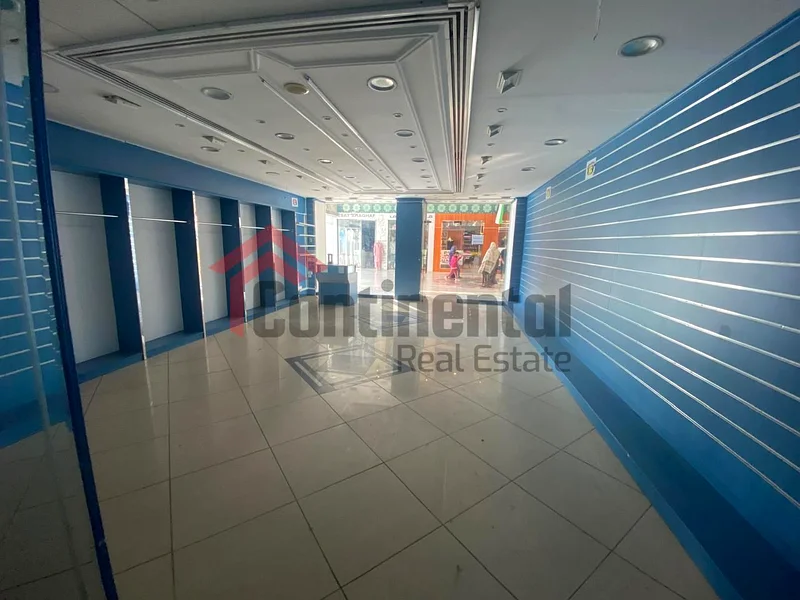 محل شاسع للإيجار في سوق الشارقة المركزي63816452064515112