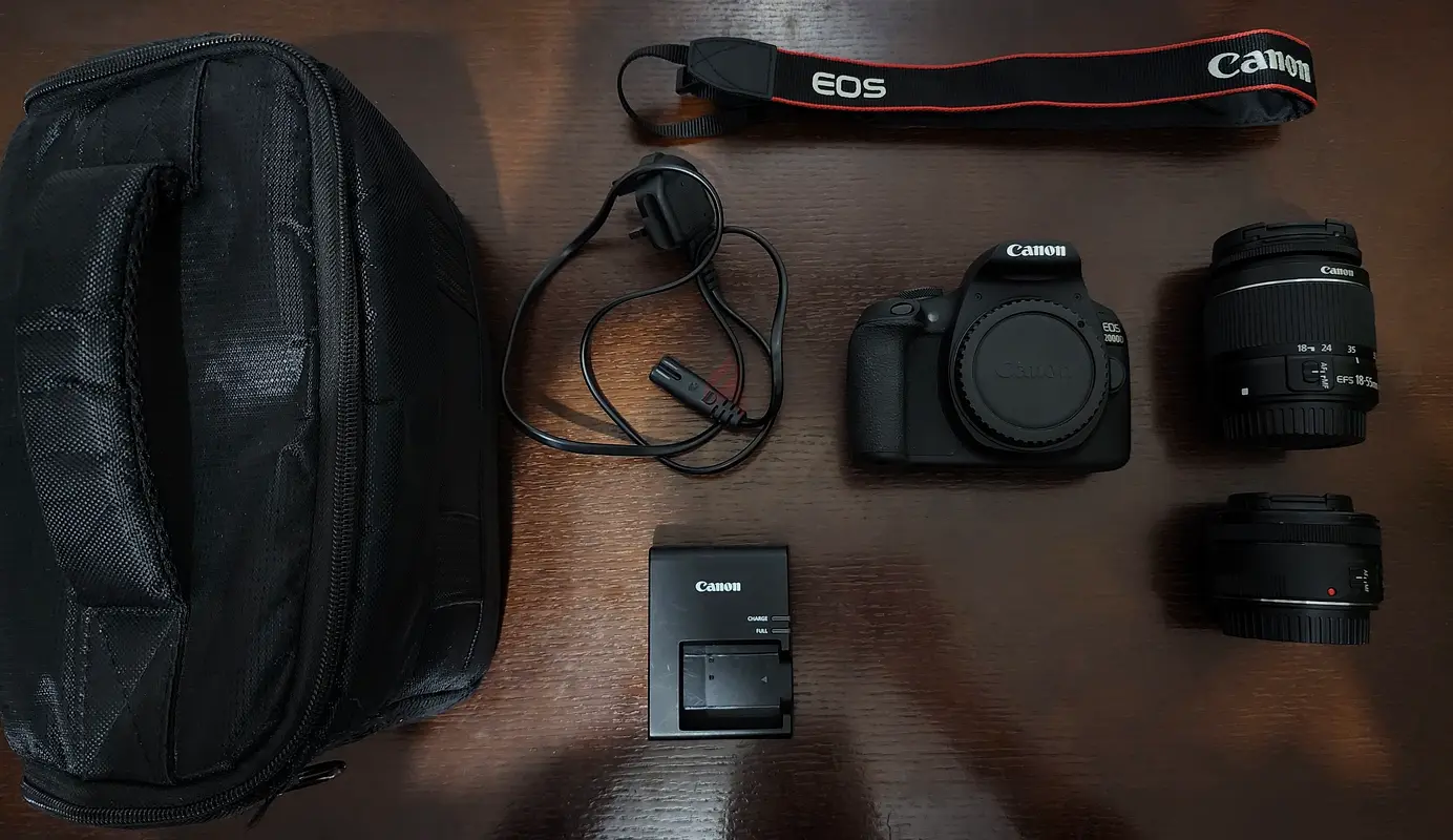 كاميرا كانون EOS 2000D/EOS REBEL T7 مع عدسة EF-S 18-55 مم وعدسة EF 50 مم للبيع