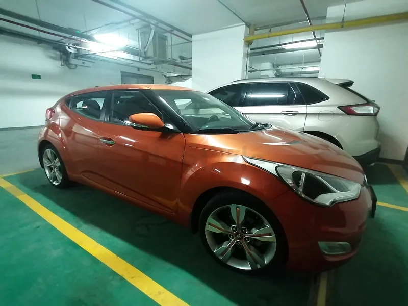 European Lady selling Hyundai Veloster 2013 model in very good condition.63136838823811111