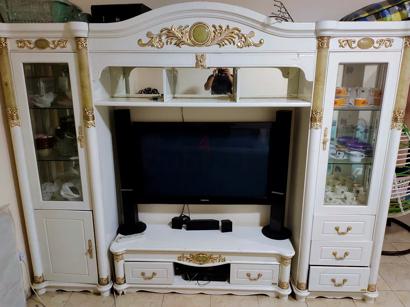 وحدة تلفاز بيضاء أنيقة مع خزانة فاصلة أثاث63179862689409112