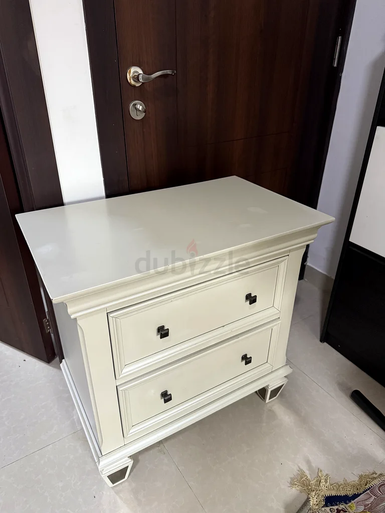 White Nightstand 2 DRAWS ,HARDLY USED63220329098627113