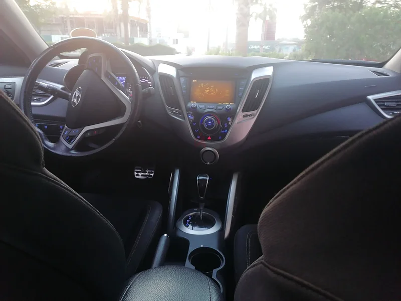European Lady selling Hyundai Veloster 2013 model in very good condition.63136838823811114