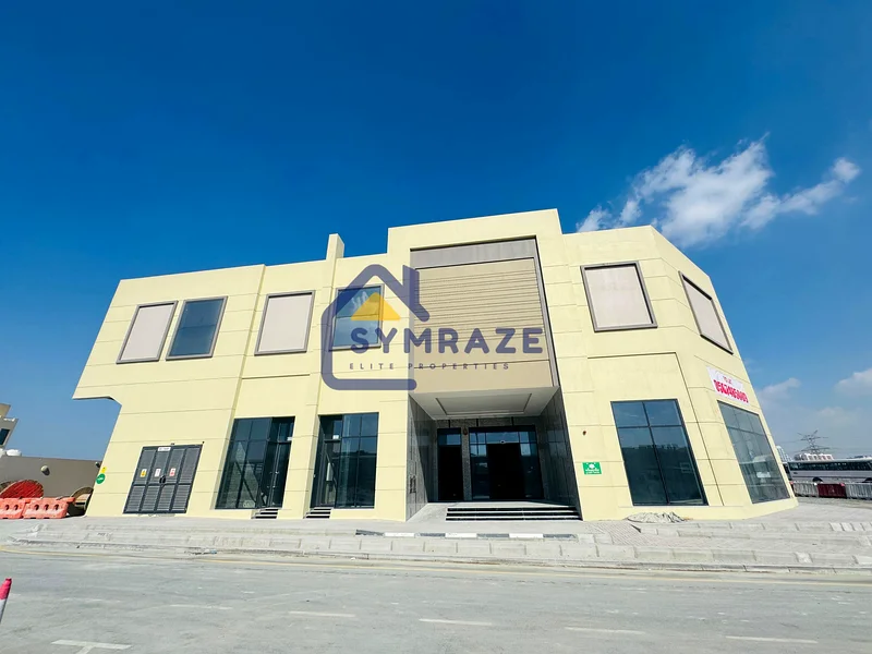 HUGE RETAIL SPACE WITH ESCALATOR | PRIME LOCATION636160251808021110