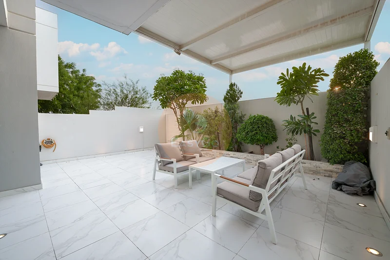URBAN LIFESTYLE / LUXURIOUS FURNITURE / LAVISH COMMUNITY63827987921155113