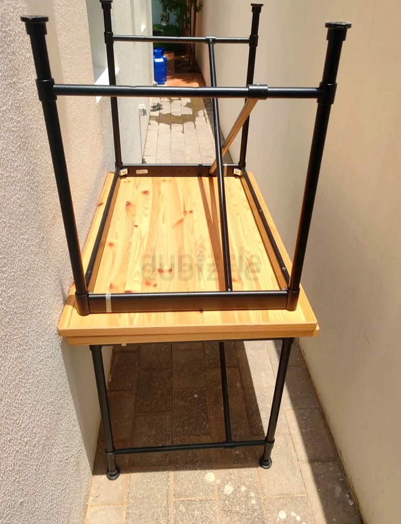 طاولة أنيقة على الطراز الصناعي لغرفة الدراسة أو المكتب63218803992705113