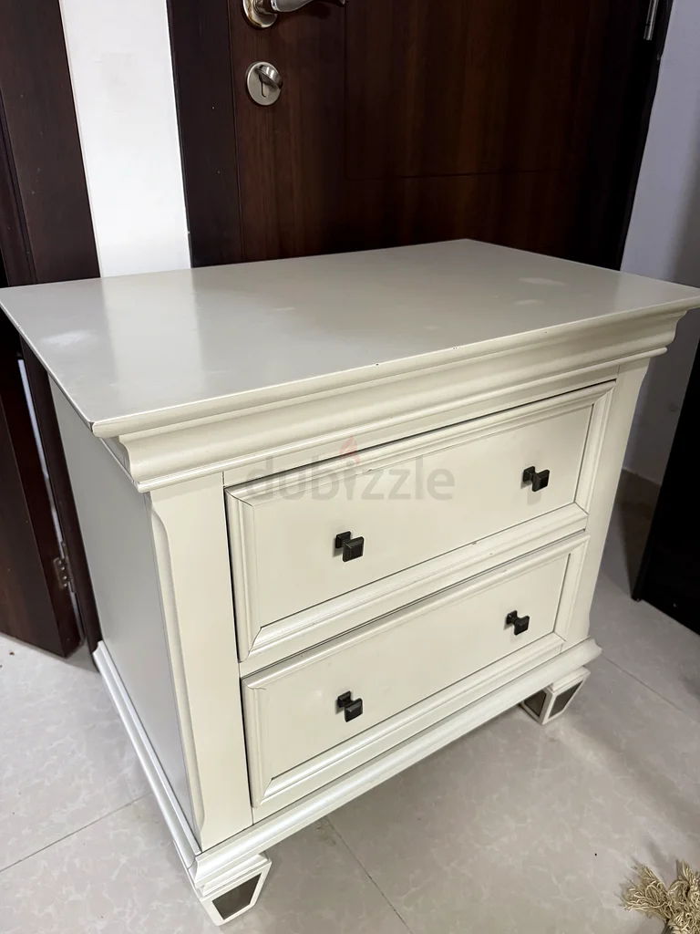 White Nightstand 2 DRAWS ,HARDLY USED63220329098627111