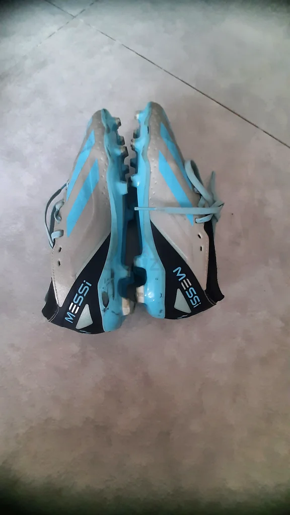 Stylish Blue Soccer Shoes for Sale size  36.563172674169986113