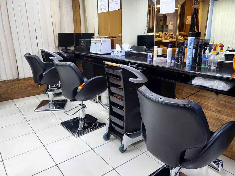 Fully functional and busy Beauty Salon for urgent sale!63438049831427113
