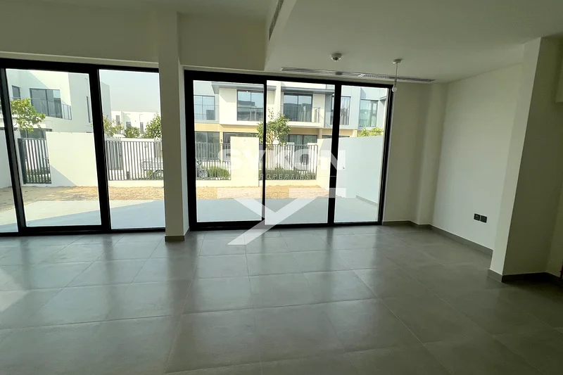 واسع | 4 غرف نوم + خادمة | غير مفروش | شاغر63291833912705111