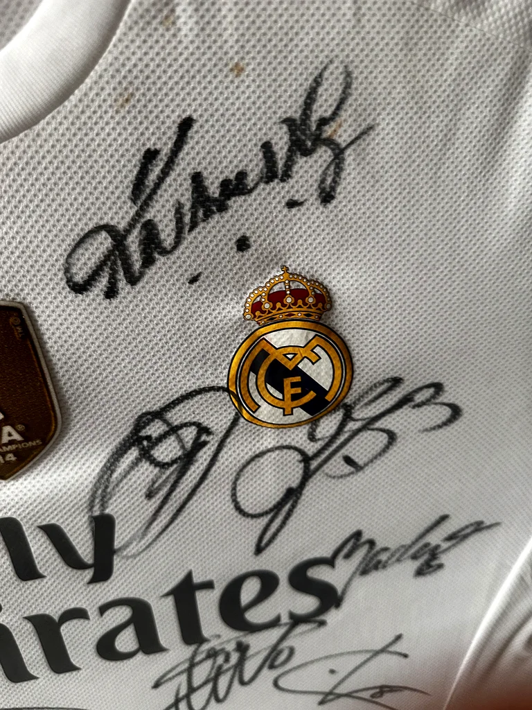 Real Madrid 2015-16 signed jersey63193112310145111