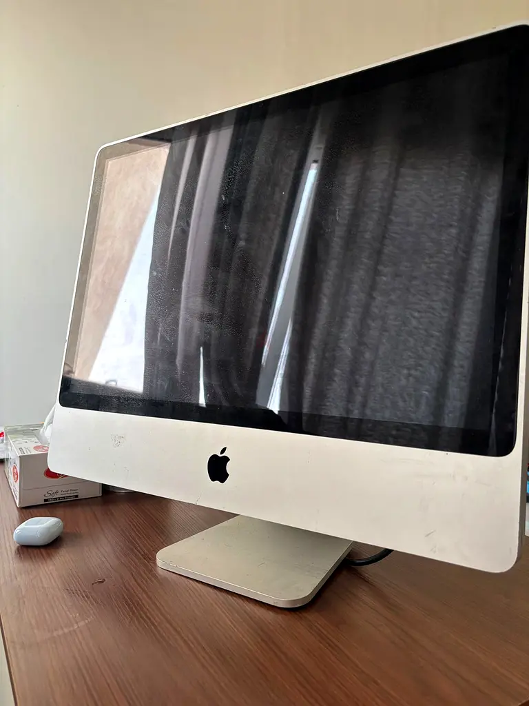 Sleek Apple iMac - Perfect for Home or Office!