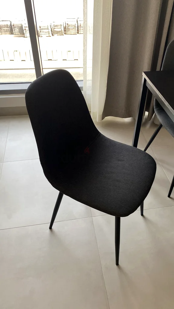 طاولة طعام عصرية أنيقة مع كرسي أسود مستطيلة - مثالية لأي مساحة63186266168707111