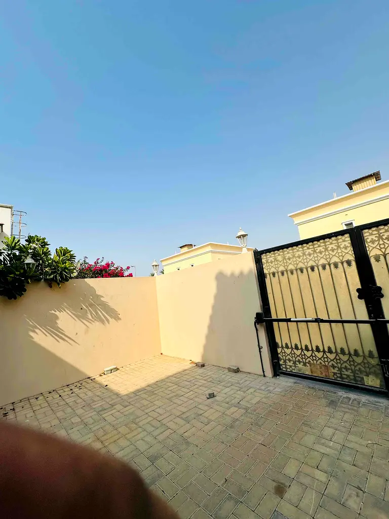 فيلا مكوّنة من 5 غرف نوم في مجمع سكني مع حوض سباحة مشترك
