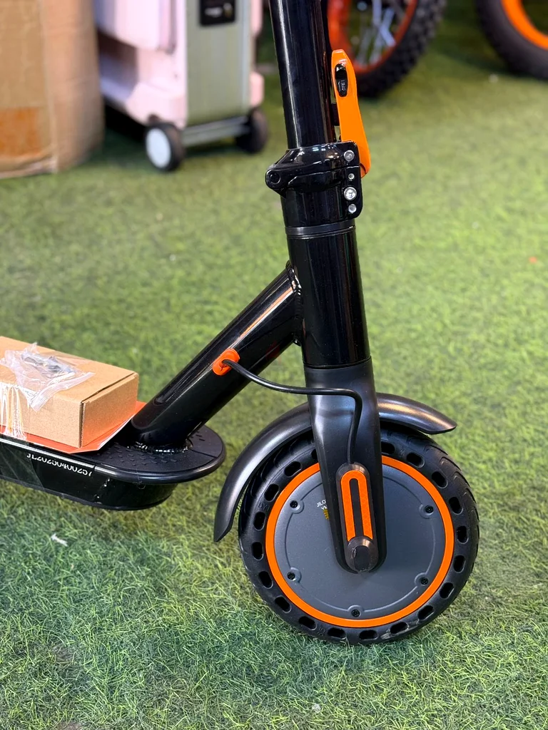 Kugoo Pro – Lightweight Urban Ride with Smooth Control!63169472879875112