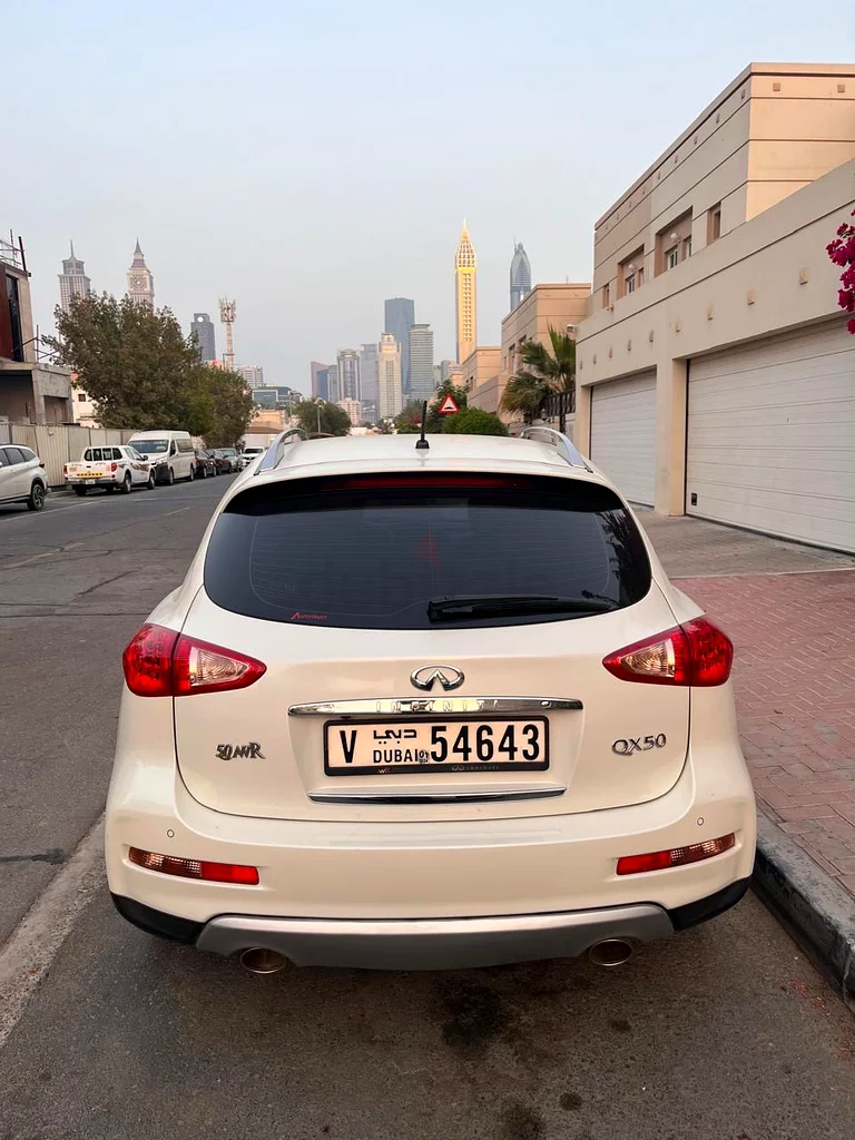 سائقة أنثى تستخدم السيارة بشكل محدود63174307134594111